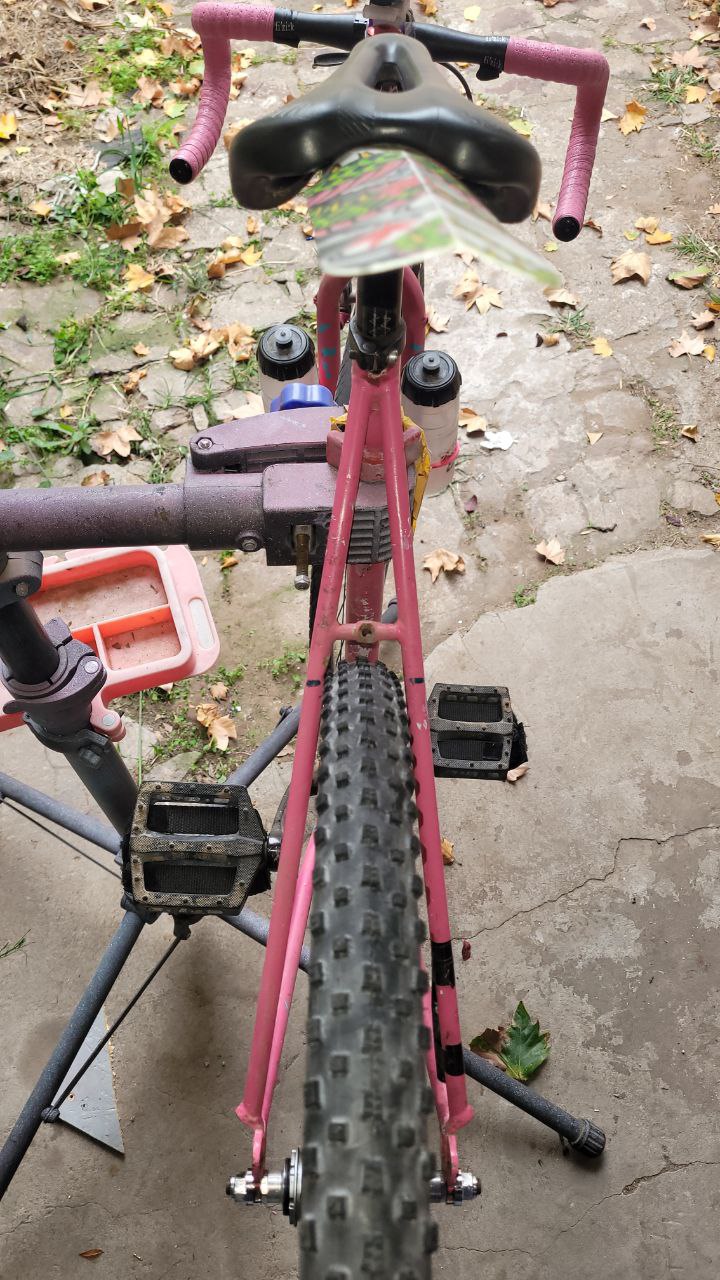 la rueda trasera puesta en la bici rozando las seatstays, de lejos